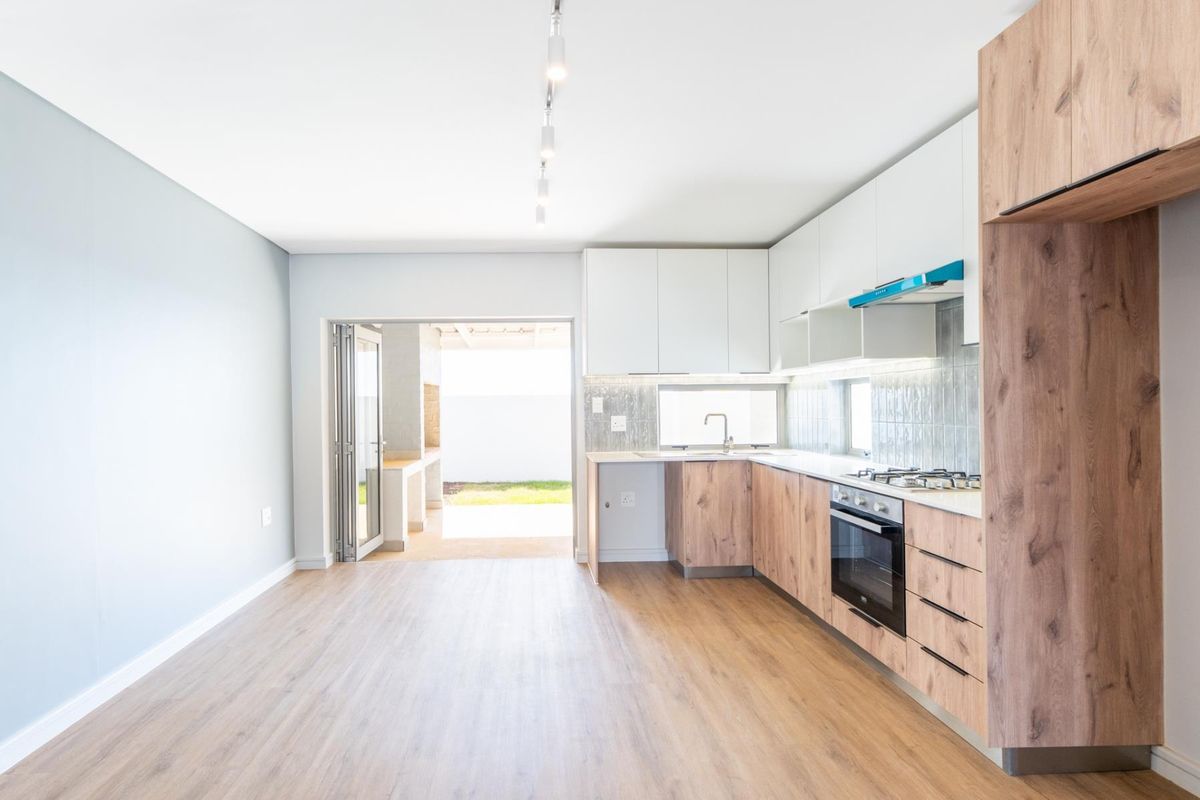 Modern Double-Storey Home with Mountain Views in Newinbosch Estate - Photo 3