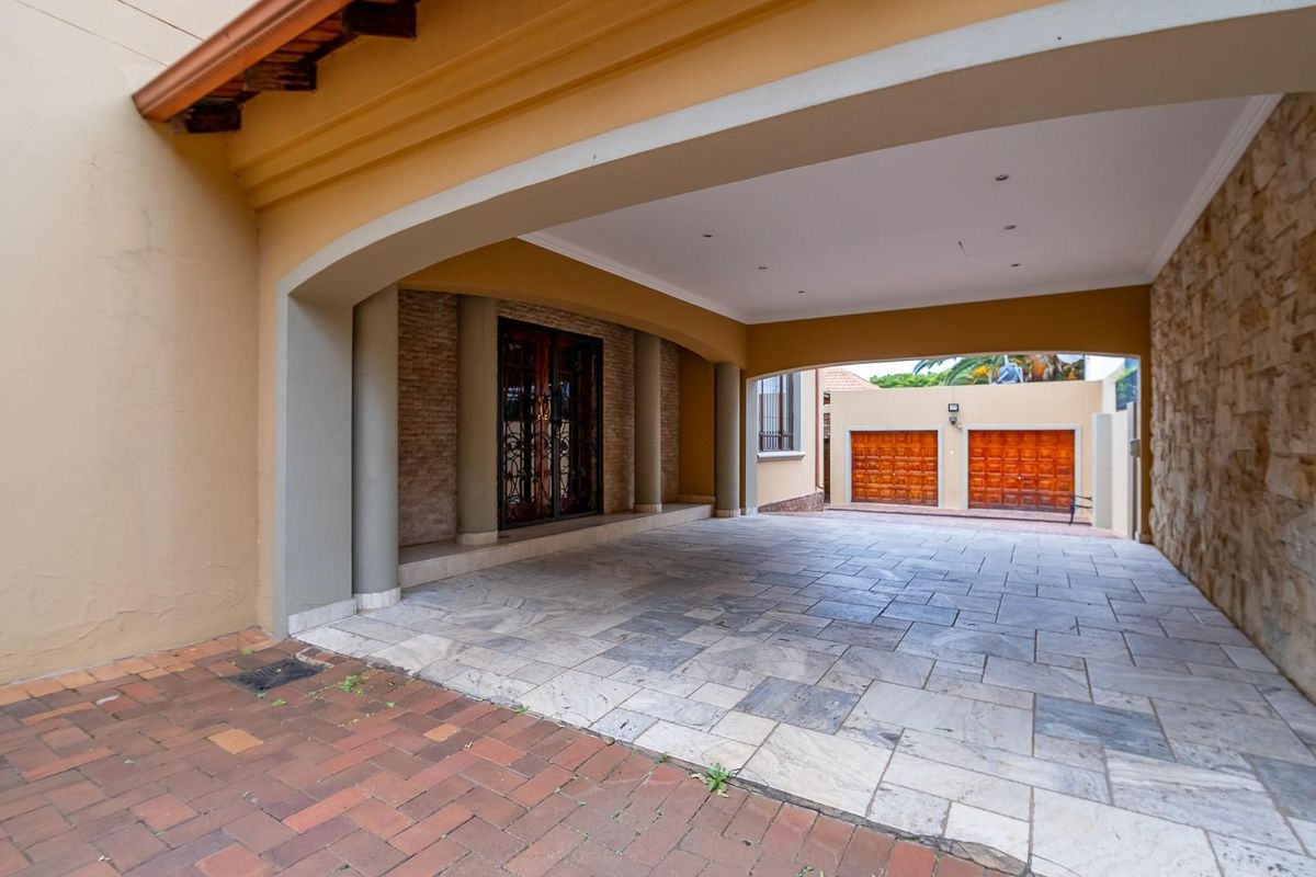 Sleek Sophistication Meets Unrivalled Luxury in Greenside - Photo 5