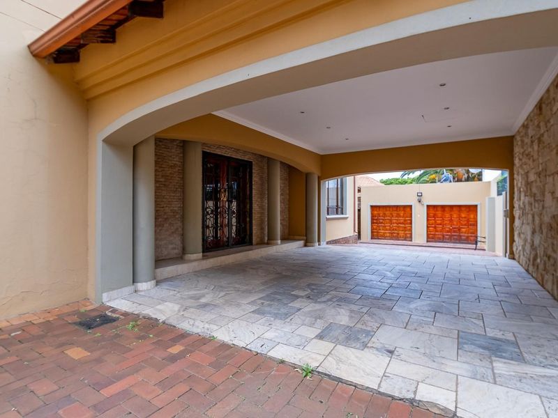 Sleek Sophistication Meets Unrivalled Luxury in Greenside - Photo 5