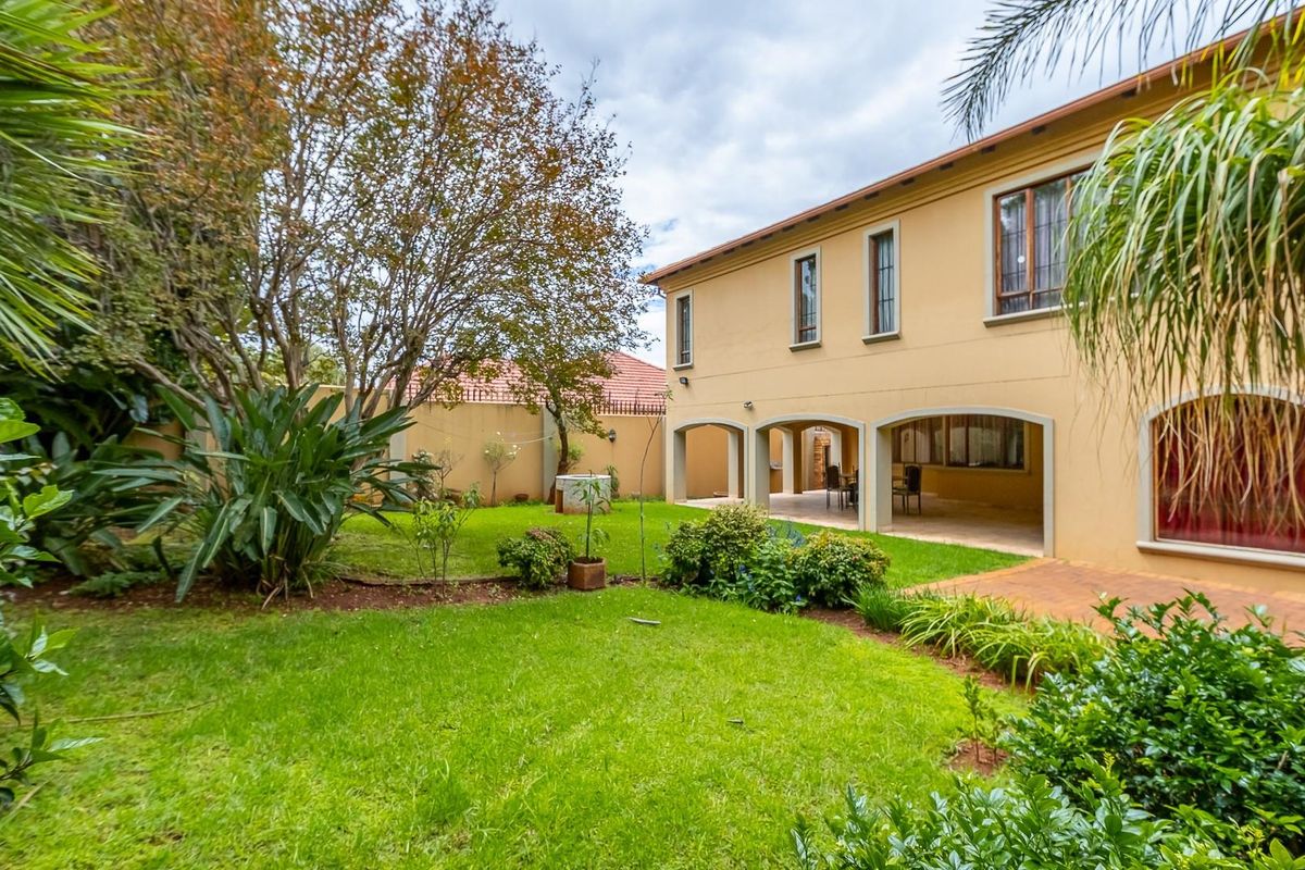 Sleek Sophistication Meets Unrivalled Luxury in Greenside - Photo 2