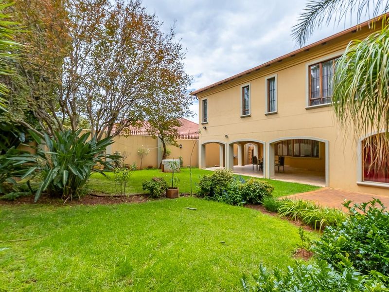 Sleek Sophistication Meets Unrivalled Luxury in Greenside - Photo 2