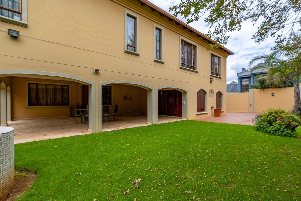 Sleek Sophistication Meets Unrivalled Luxury in Greenside - Photo 4