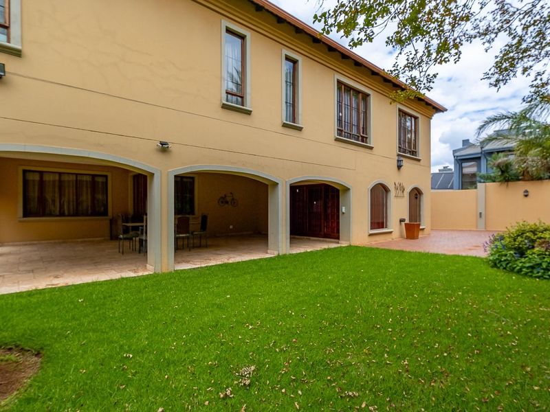 Sleek Sophistication Meets Unrivalled Luxury in Greenside - Photo 4