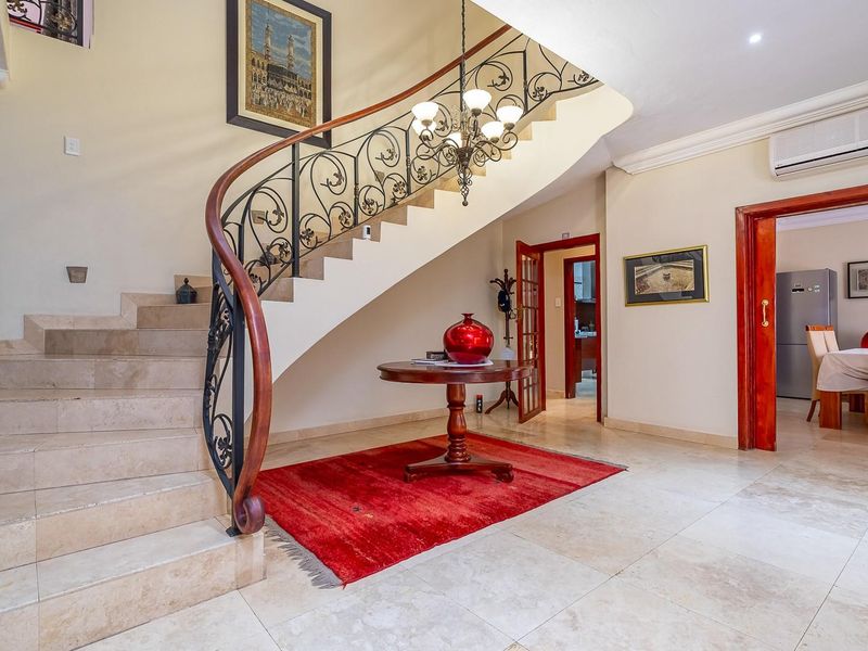 Sleek Sophistication Meets Unrivalled Luxury in Greenside - Photo 10