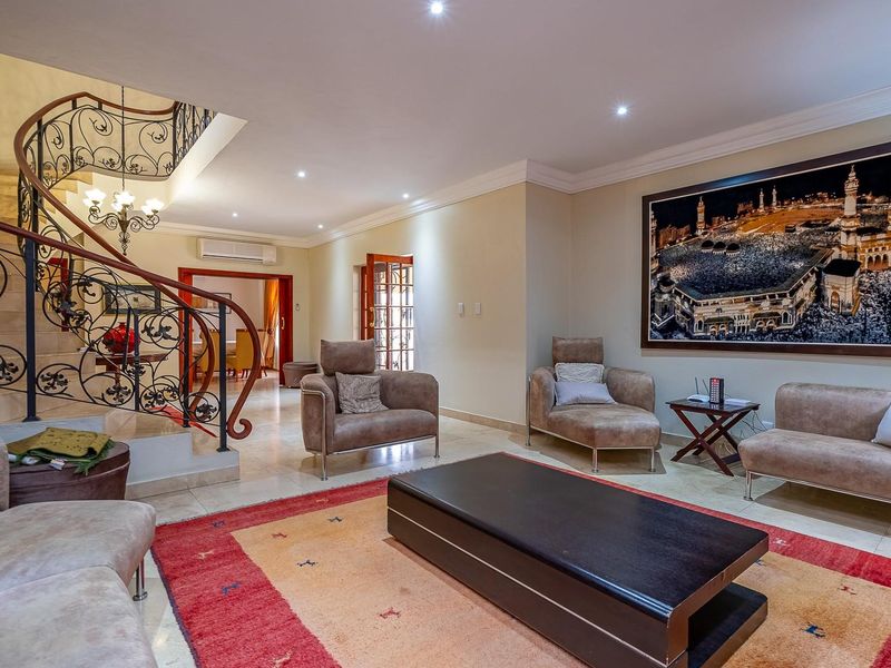 Sleek Sophistication Meets Unrivalled Luxury in Greenside - Photo 9