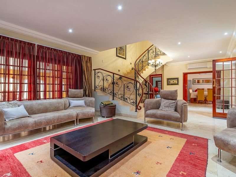 Sleek Sophistication Meets Unrivalled Luxury in Greenside - Photo 8