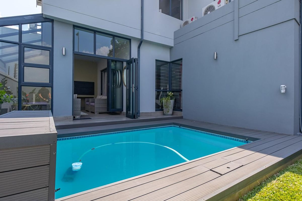 Quality 3-Bedroom Home with Enclosed Patio, Pool and Double Garage - Photo 5