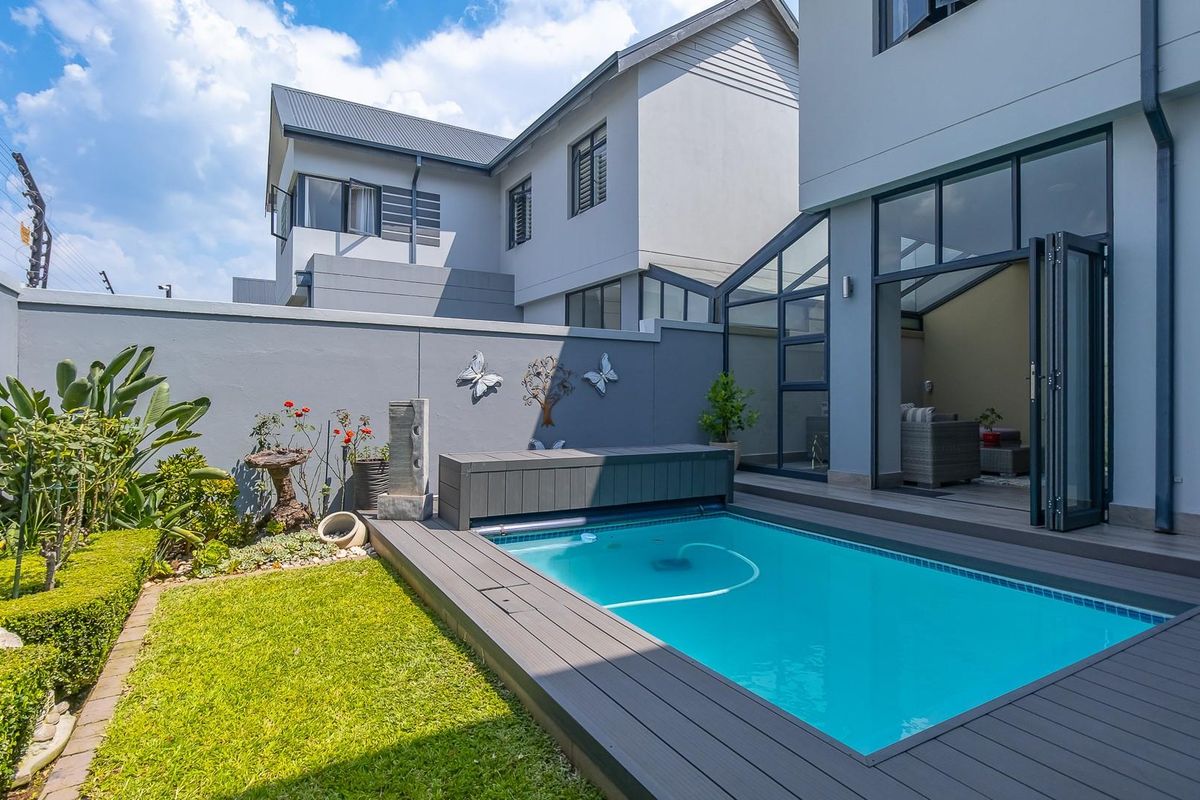Quality 3-Bedroom Home with Enclosed Patio, Pool and Double Garage - Photo 4