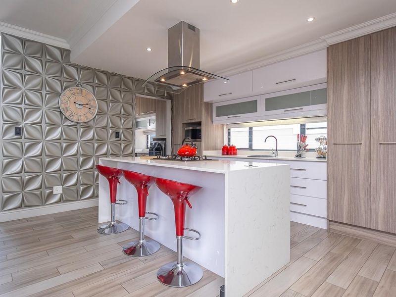 Quality 3-Bedroom Home with Enclosed Patio, Pool and Double Garage - Photo 10