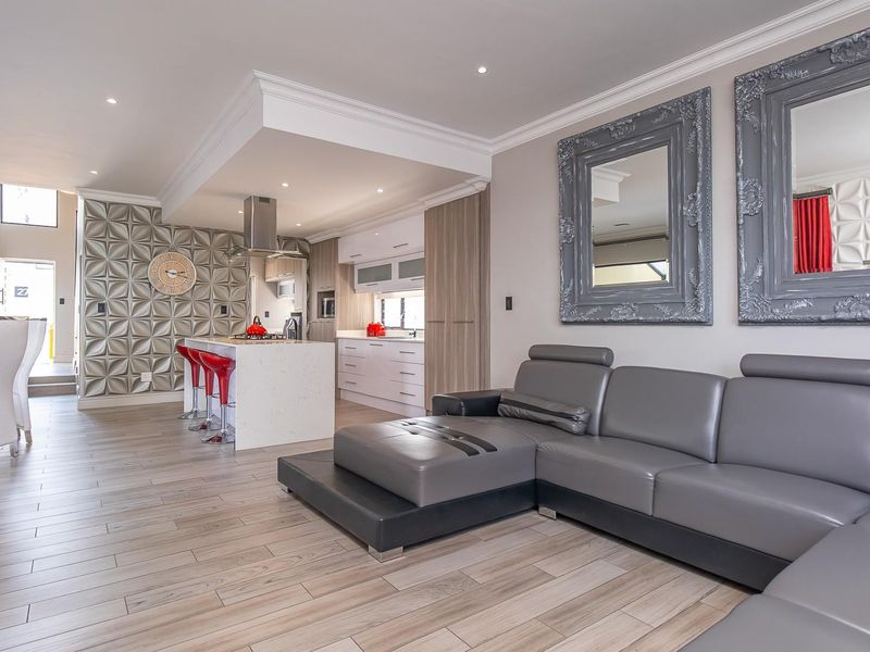 Quality 3-Bedroom Home with Enclosed Patio, Pool and Double Garage - Photo 9