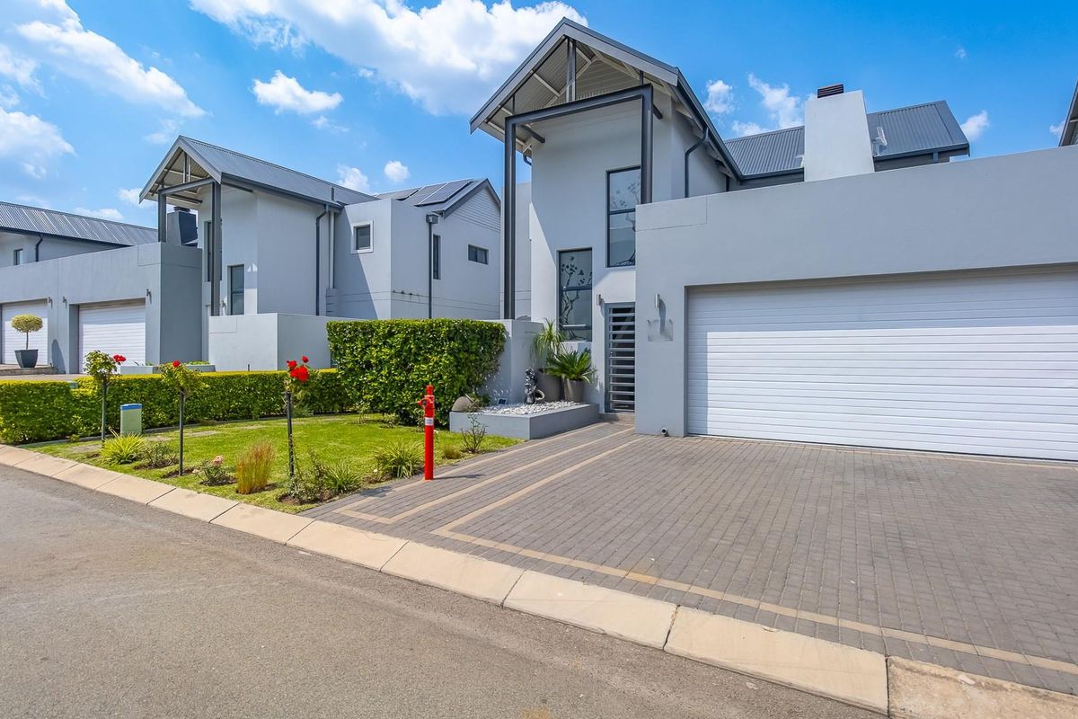 Quality 3-Bedroom Home with Enclosed Patio, Pool and Double Garage - Photo 2