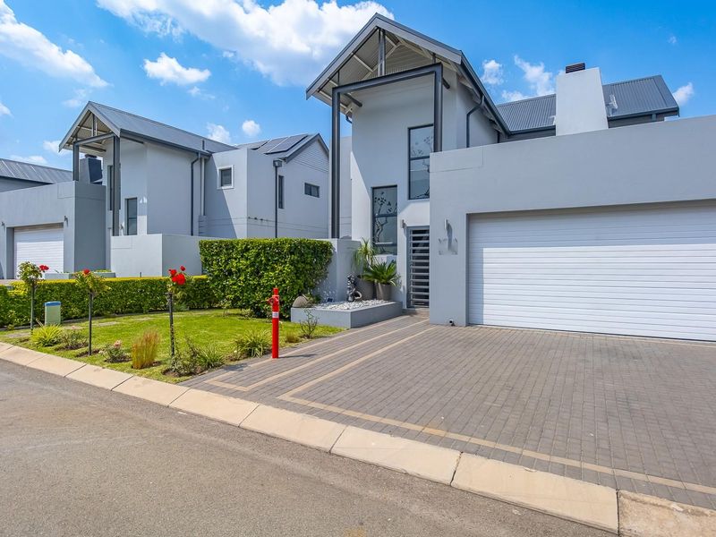Quality 3-Bedroom Home with Enclosed Patio, Pool and Double Garage - Photo 2