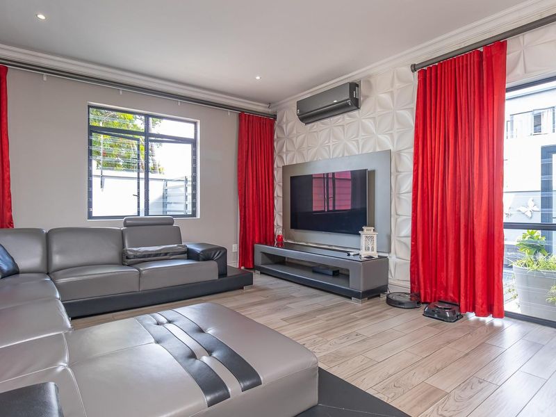 Quality 3-Bedroom Home with Enclosed Patio, Pool and Double Garage - Photo 8