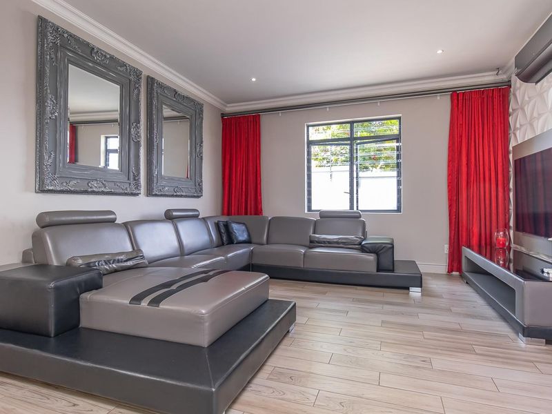 Quality 3-Bedroom Home with Enclosed Patio, Pool and Double Garage - Photo 7