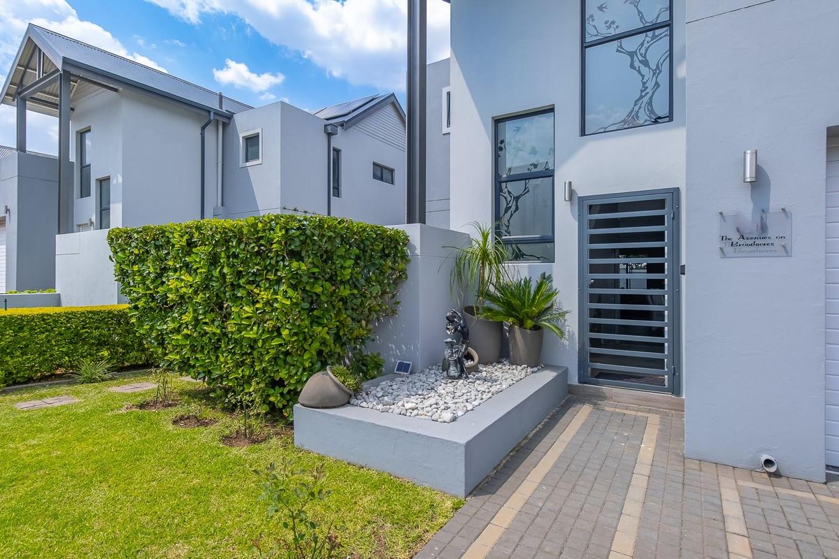 Quality 3-Bedroom Home with Enclosed Patio, Pool and Double Garage - Photo 3