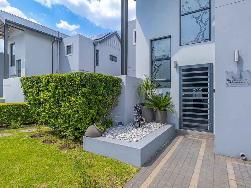 Quality 3-Bedroom Home with Enclosed Patio, Pool and Double Garage - Photo 3