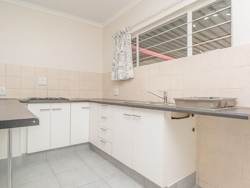 Perfect for the single professional; 1-Bedroom, 1-Bath with separate entrance and wall off garden. - Photo 7