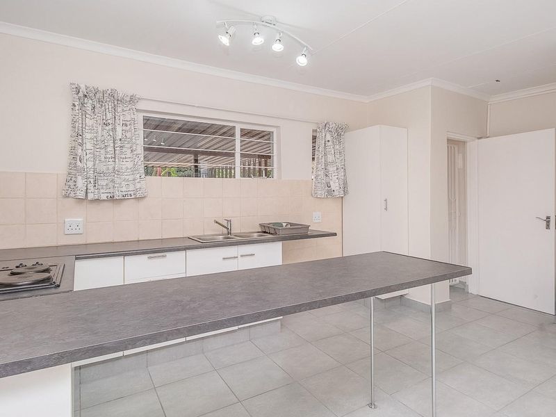 Perfect for the single professional; 1-Bedroom, 1-Bath with separate entrance and wall off garden. - Photo 5