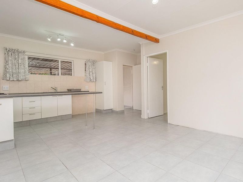 Perfect for the single professional; 1-Bedroom, 1-Bath with separate entrance and wall off garden. - Photo 4