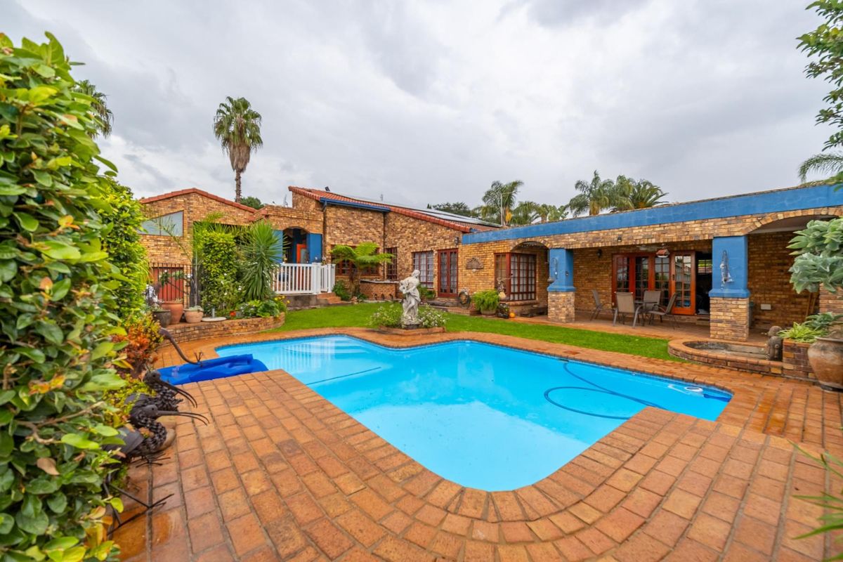 6 Bedroom 4 Bathrooms 4 Garages with Pool in Boomed-Off Area - Photo 4