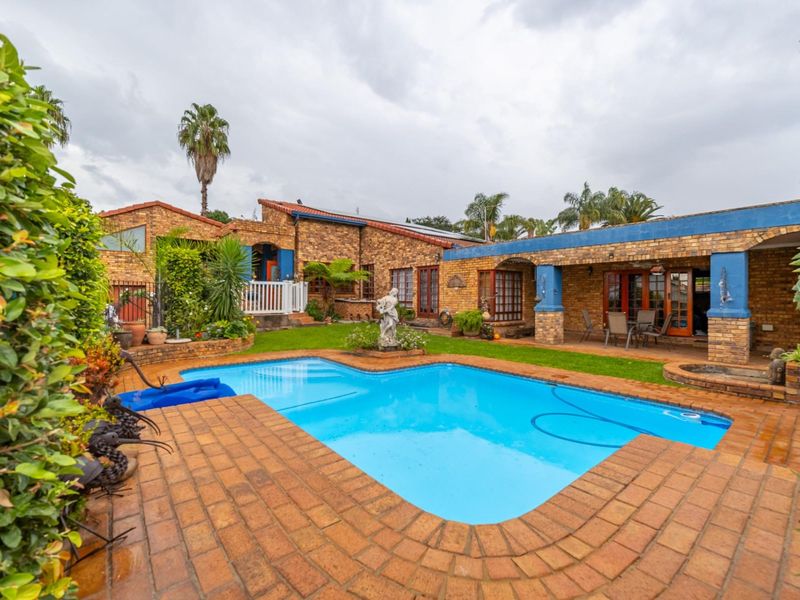 6 Bedroom 4 Bathrooms 4 Garages with Pool in Boomed-Off Area - Photo 4