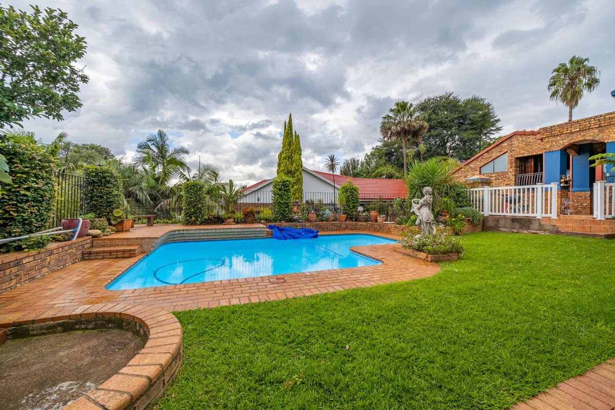 6 Bedroom 4 Bathrooms 4 Garages with Pool in Boomed-Off Area - Photo 2