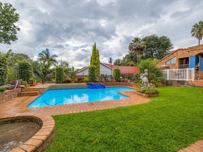 6 Bedroom 4 Bathrooms 4 Garages with Pool in Boomed-Off Area - Photo 2