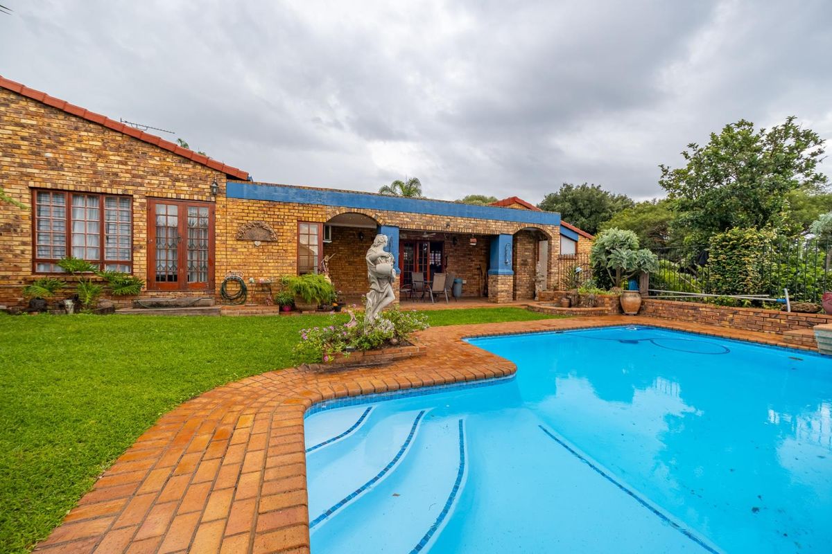 6 Bedroom 4 Bathrooms 4 Garages with Pool in Boomed-Off Area - Photo 3