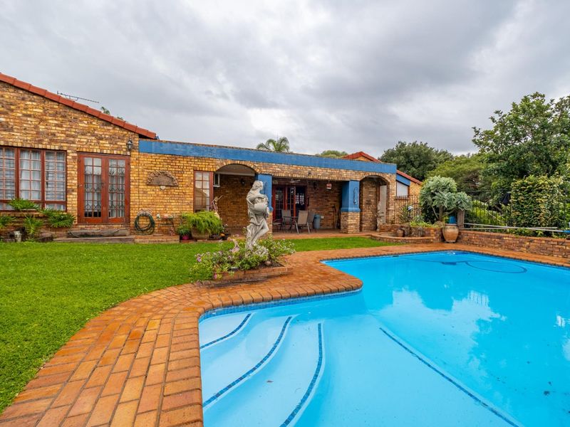 6 Bedroom 4 Bathrooms 4 Garages with Pool in Boomed-Off Area - Photo 3