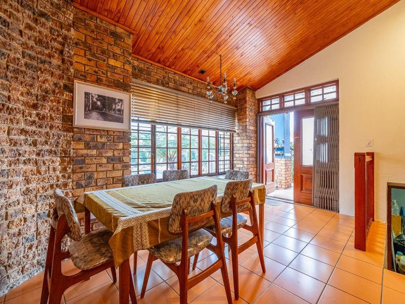 6 Bedroom 4 Bathrooms 4 Garages with Pool in Boomed-Off Area - Photo 9