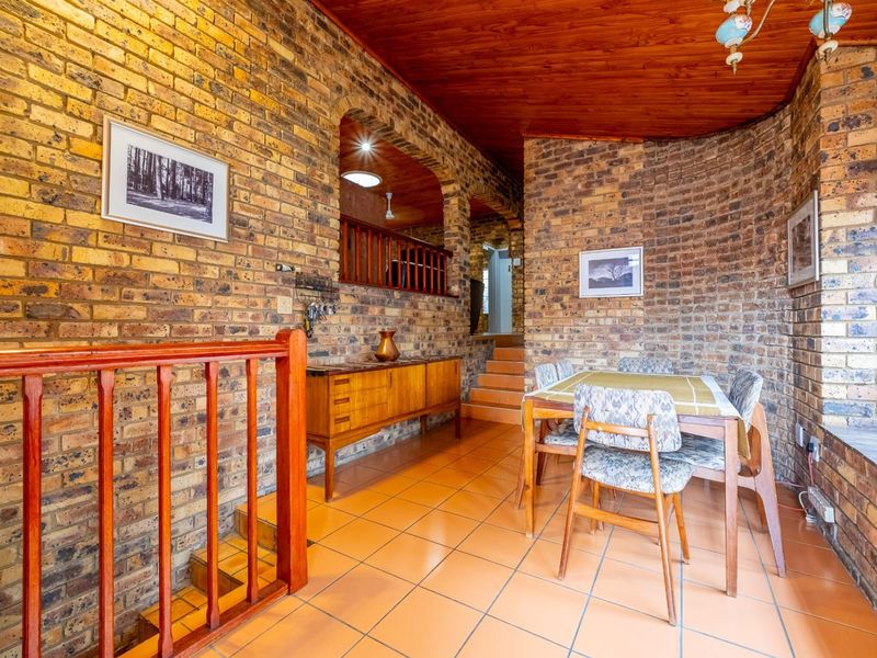 6 Bedroom 4 Bathrooms 4 Garages with Pool in Boomed-Off Area - Photo 8