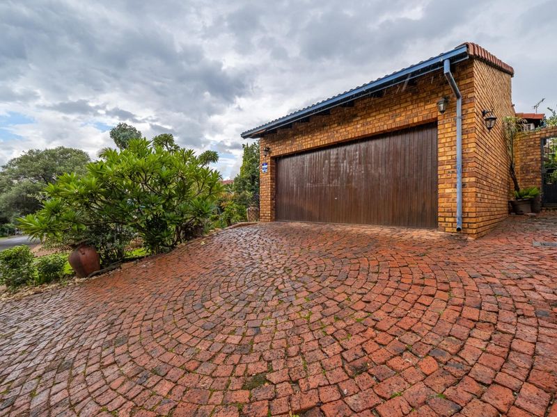 6 Bedroom 4 Bathrooms 4 Garages with Pool in Boomed-Off Area - Photo 5
