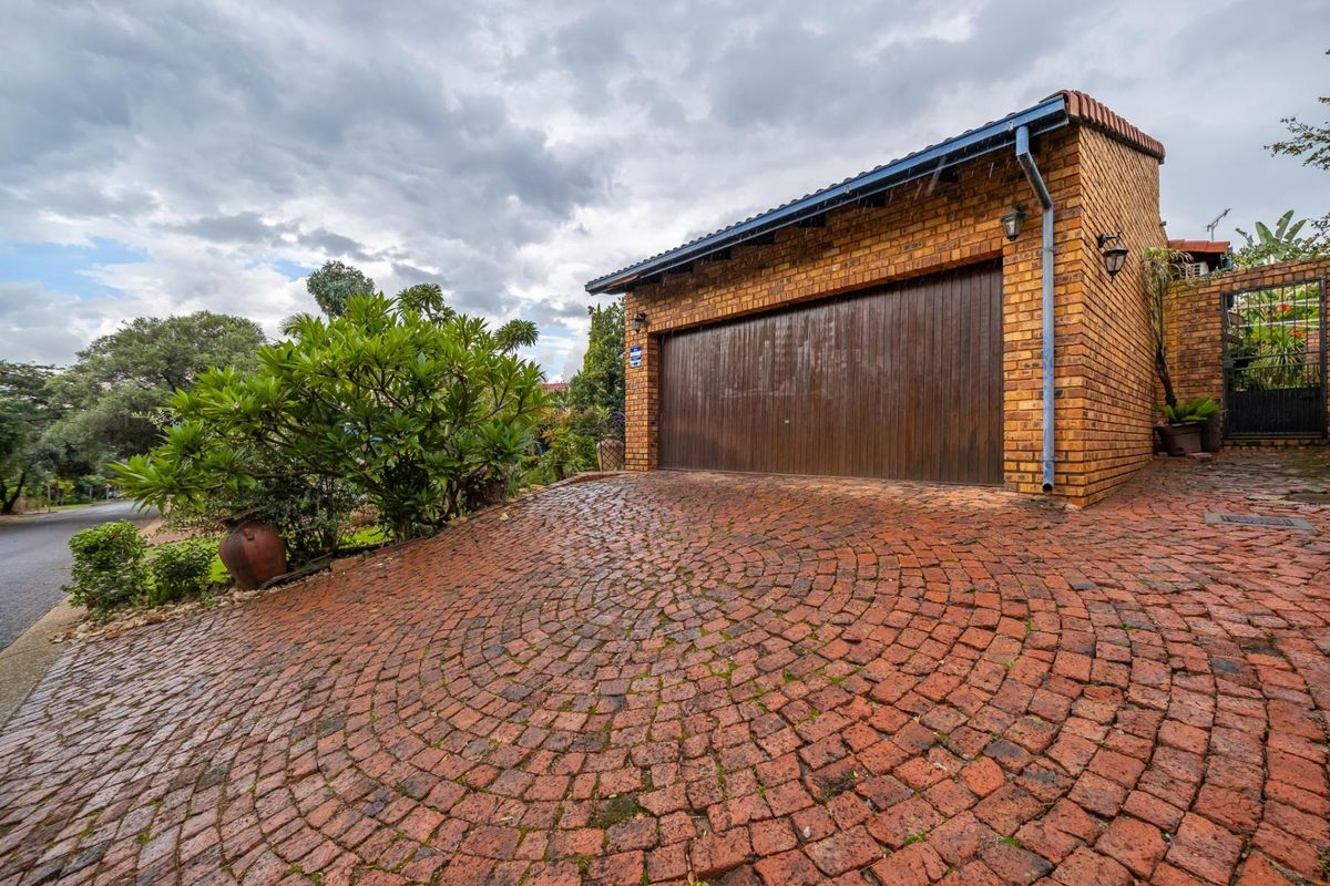 6 Bedroom 4 Bathrooms 4 Garages with Pool in Boomed-Off Area - Photo 5