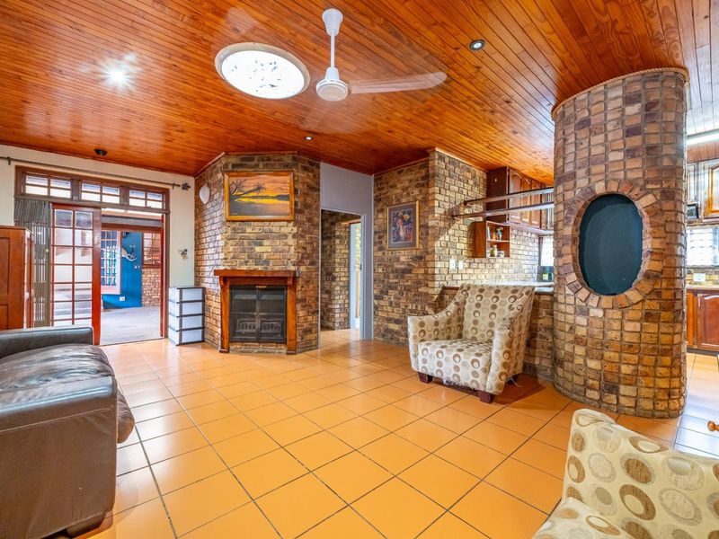 6 Bedroom 4 Bathrooms 4 Garages with Pool in Boomed-Off Area - Photo 10