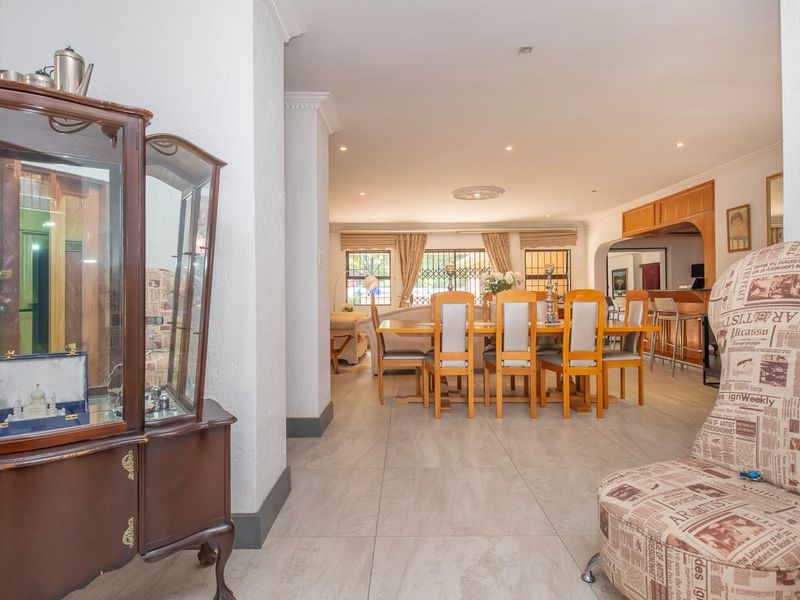 Sleek Contemporary Living in Waterval Estate - Photo 3