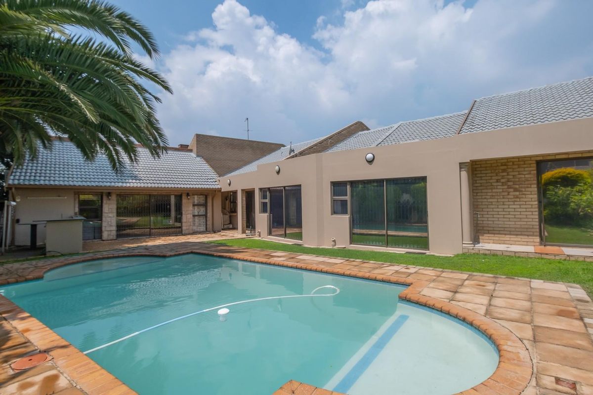 Sleek Contemporary Living in Waterval Estate - Photo 2