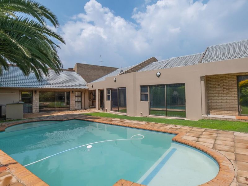 Sleek Contemporary Living in Waterval Estate - Photo 2