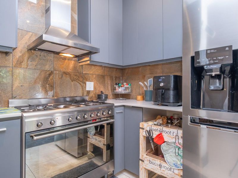 Sleek Contemporary Living in Waterval Estate - Photo 10