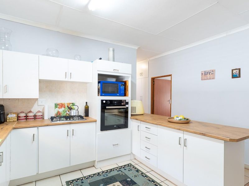 Great Address - Two Bedroom House with Spacious Rooms - Photo 9