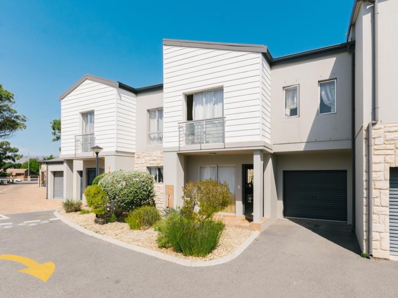 Welcome home - Secure Townhouse in Strand - Photo 3