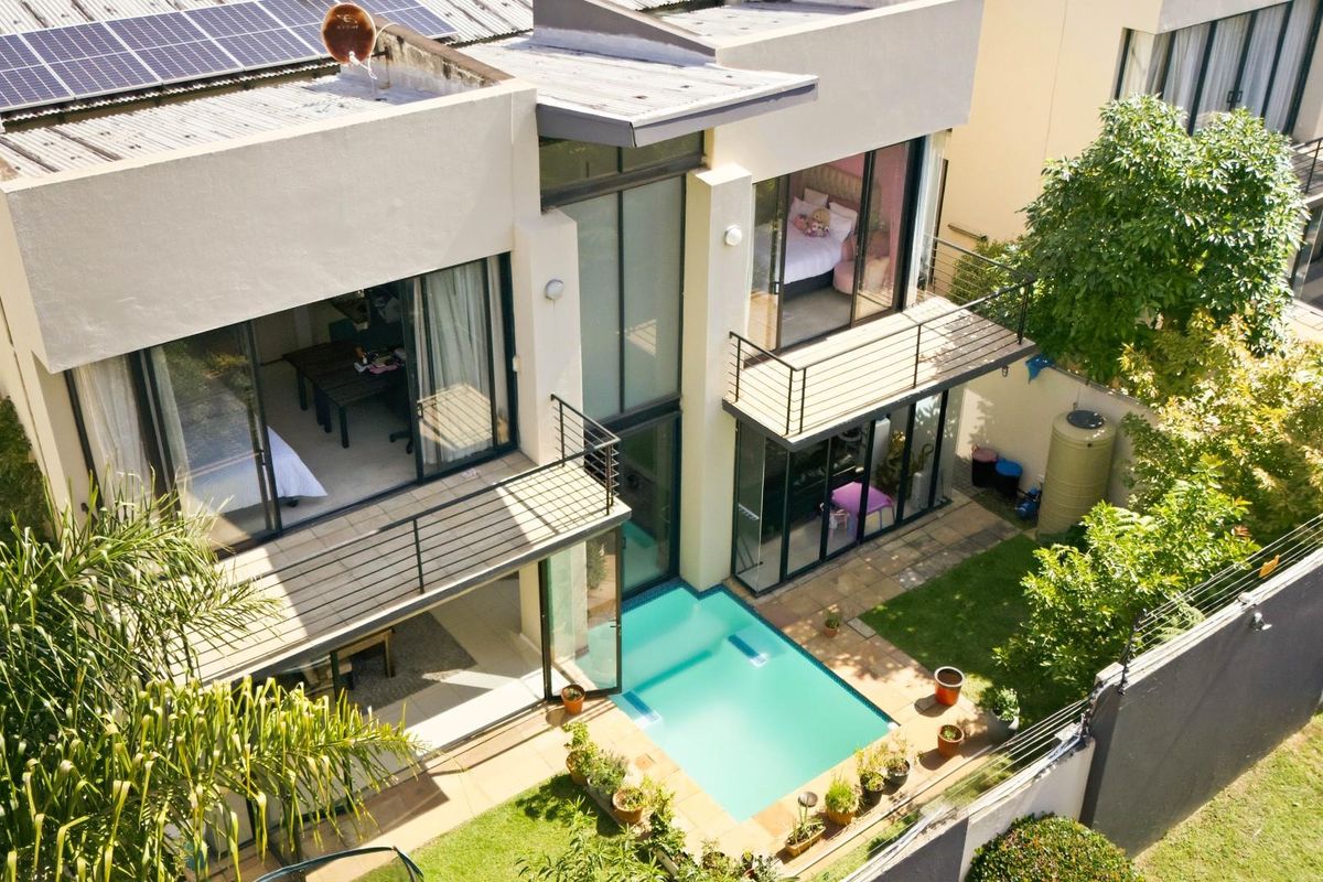 Modern 3 Bedroom Townhouse for Sale in Bryanston - Photo 2