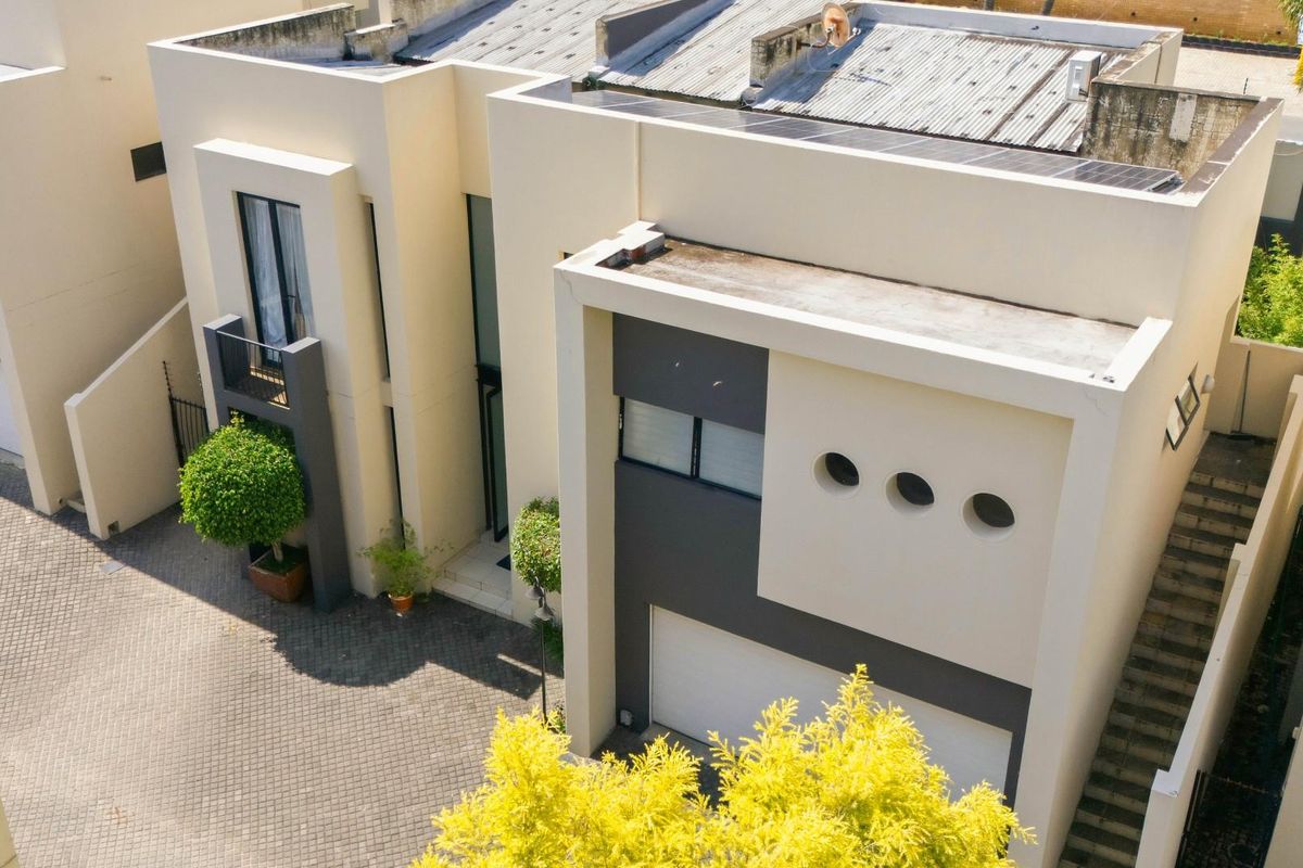 Modern 3 Bedroom Townhouse for Sale in Bryanston - Photo 4