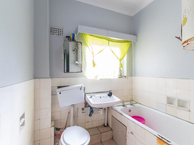 2 Bedroom Apartment (which can easily be converted into a 3-bedroom property) FOR SALE in Bellville - Photo 7