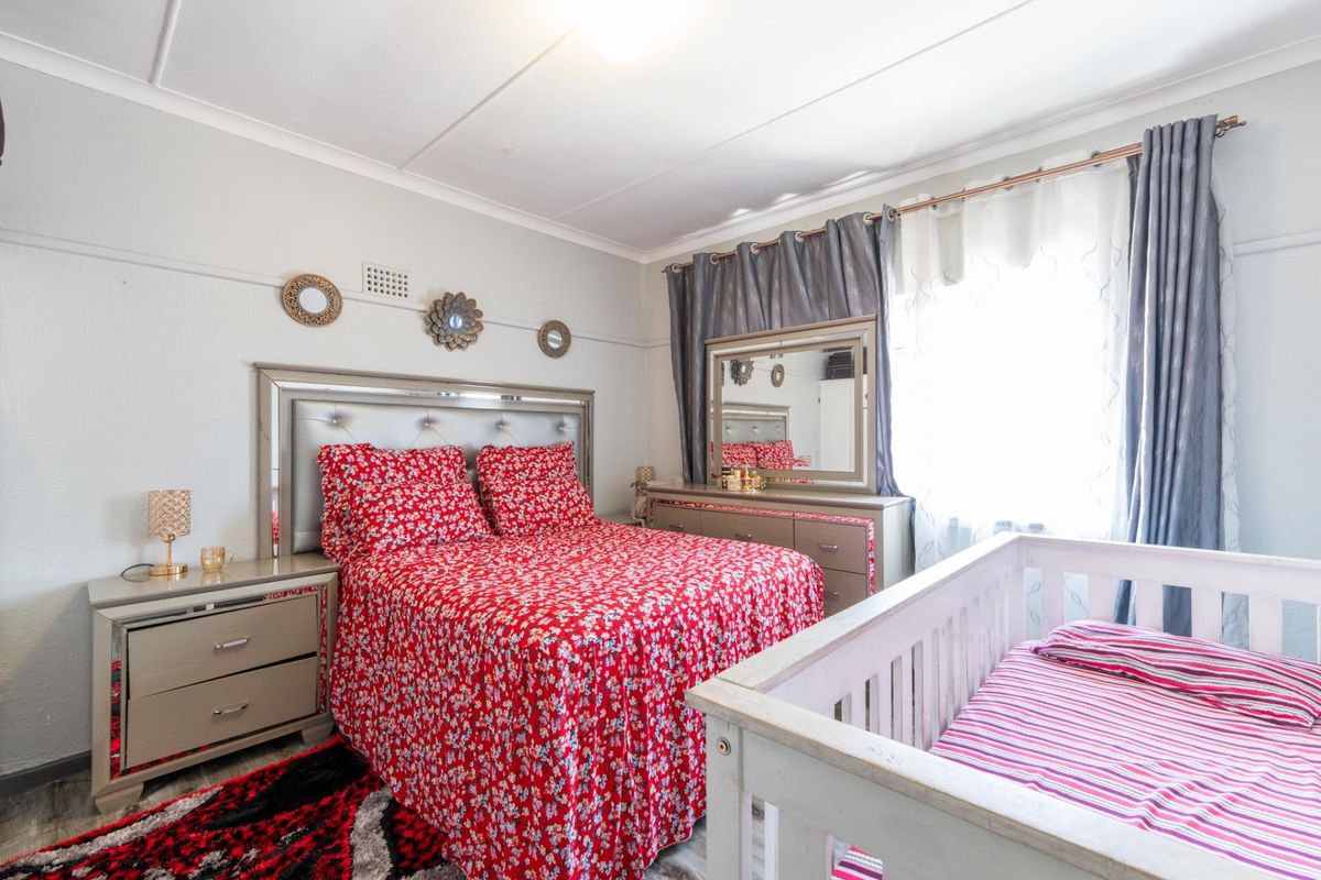 2 Bedroom Apartment (which can easily be converted into a 3-bedroom property) FOR SALE in Bellville - Photo 3