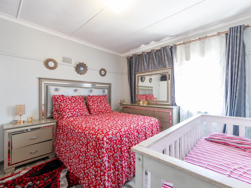 2 Bedroom Apartment (which can easily be converted into a 3-bedroom property) FOR SALE in Bellville - Photo 3