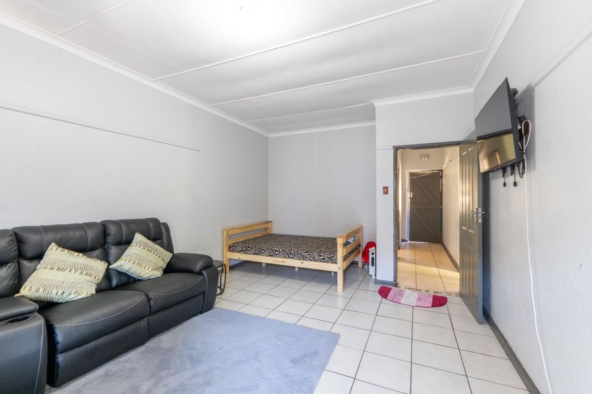 2 Bedroom Apartment (which can easily be converted into a 3-bedroom property) FOR SALE in Bellville - Photo 2