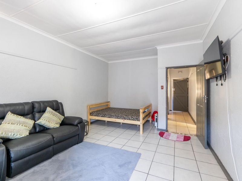 2 Bedroom Apartment (which can easily be converted into a 3-bedroom property) FOR SALE in Bellville - Photo 2