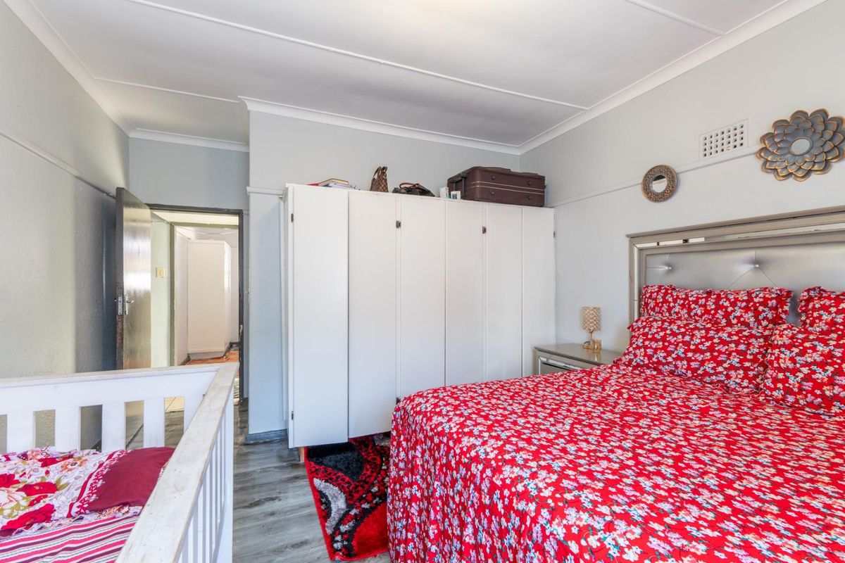 2 Bedroom Apartment (which can easily be converted into a 3-bedroom property) FOR SALE in Bellville - Photo 4