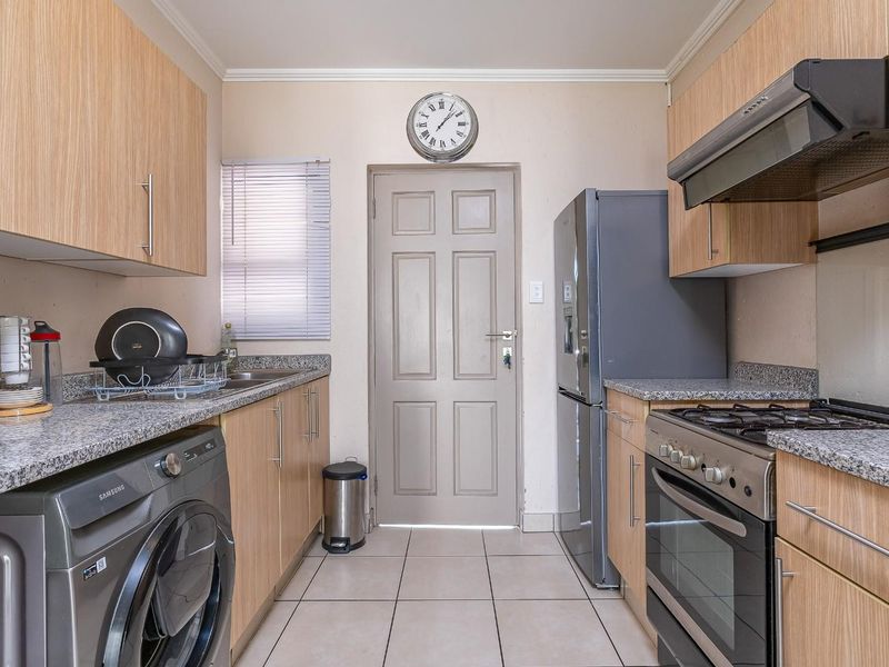 1-Bedroom Apartment for Sale in Fourways - Ideal Investment Opportunity - Photo 6