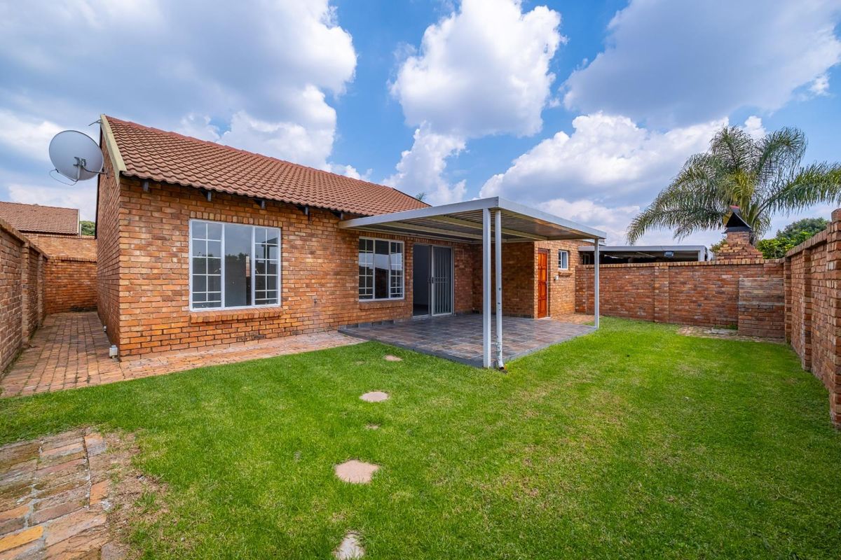 3 Bedroom Townhouse in Secure Complex for Sale in Elarduspark - Photo 2